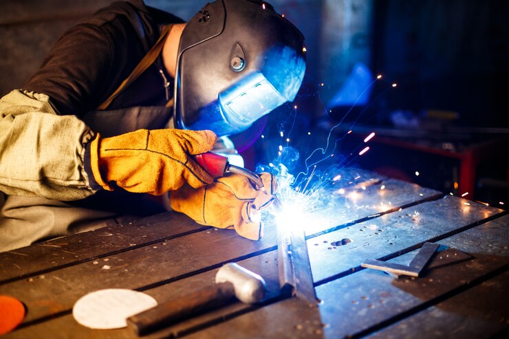 Photo gratuit découpe de métal avec équipement plasma sur usine.