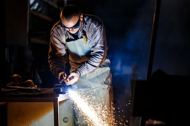 Photo gratuite découpe de métal avec équipement plasma