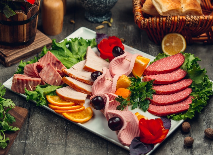 Photo gratuit découpe de viande aux olives et tranches d'orange