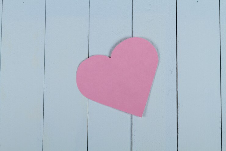 Photo gratuit découper le coeur du papier