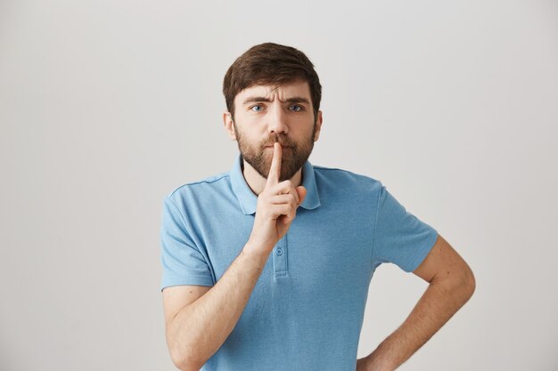 Déçu jeune homme barbu posant