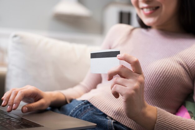 Defocused woman holding up carte de crédit