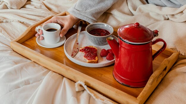 Déjeuner et café délicieux à angle élevé