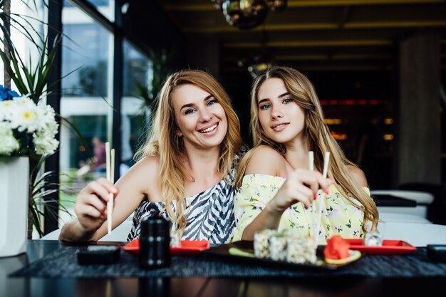 Déjeuner dans un restaurant chinois sur la terrasse d'été