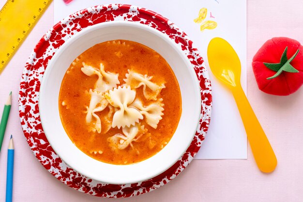 Déjeuner de pâtes et soupe aux tomates pour les enfants