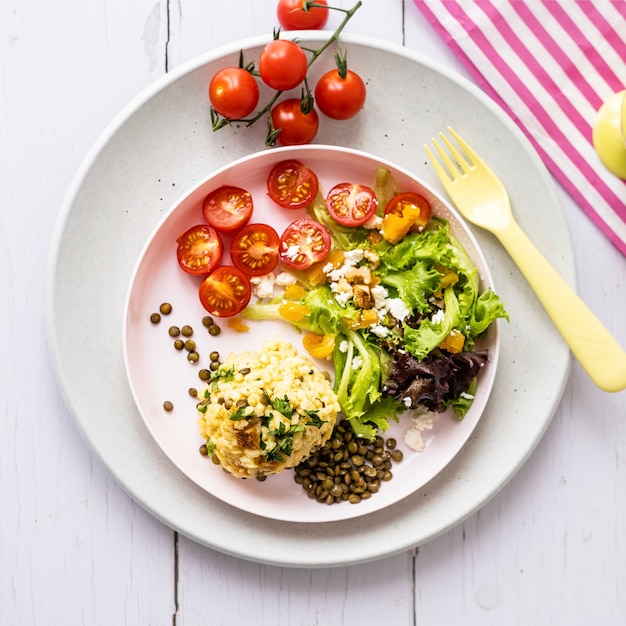 Photo gratuite déjeuner végétalien pour les enfants, risotto de potiron aux lentilles