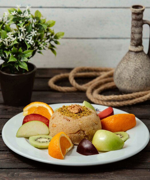 Délice rond turc avec des fruits sur la table