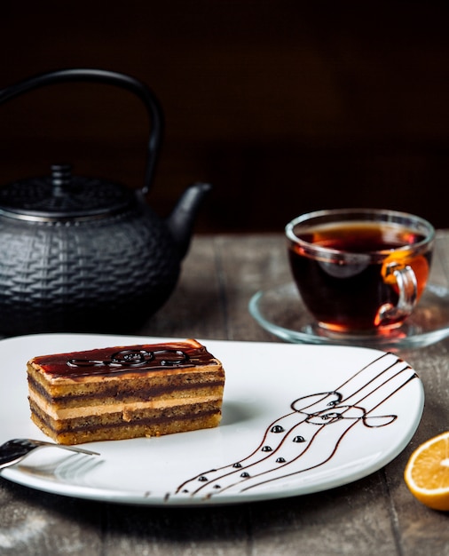 Délice sucré dans l'assiette avec du thé noir