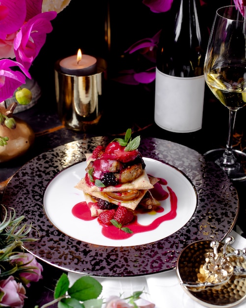 Photo gratuite délice sucré avec des fruits sur la table