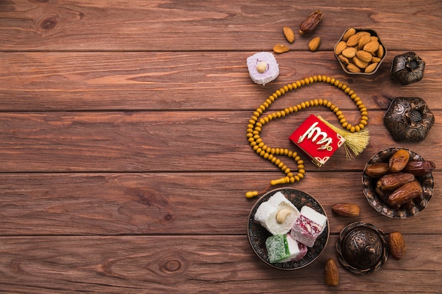 Délice turc avec des fruits de dattes et des perles