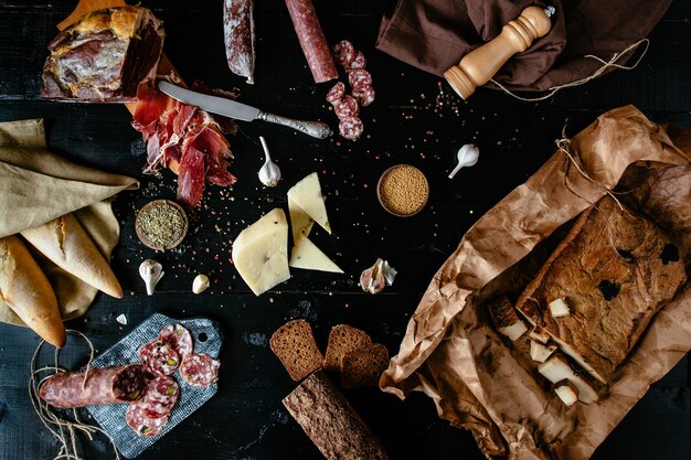 Délices de la viande de variété: bâtonnets de salami fumé, fromage, épices, prosciutto