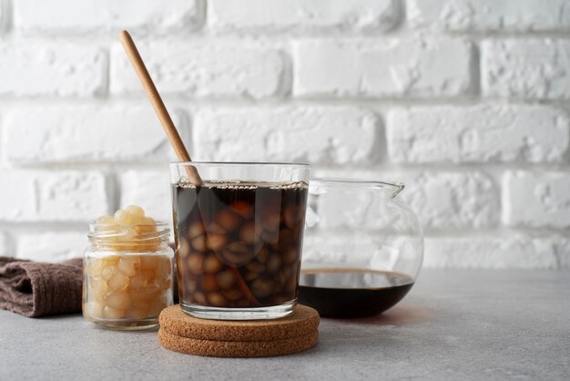 Délicieuse boisson au thé à bulles sur la table