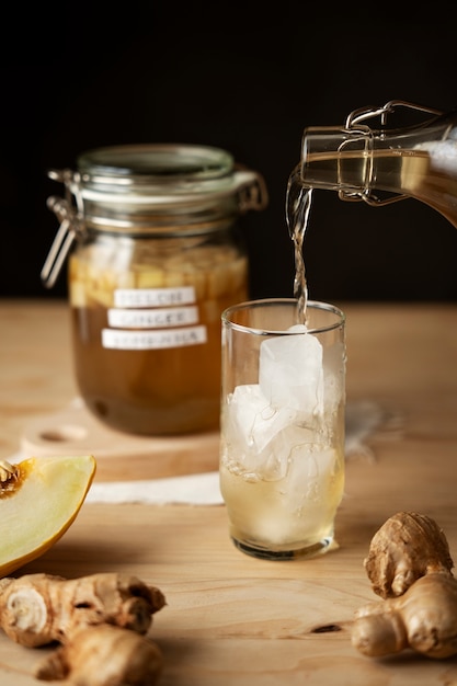 Photo gratuite délicieuse boisson kombucha en bouteille et pot