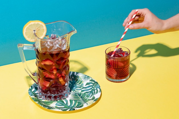 Photo gratuite délicieuse boisson sangria à angle élevé