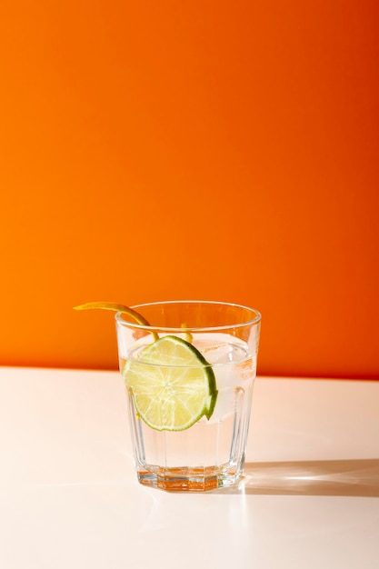 Délicieuse boisson en verre avec tranche de citron vert