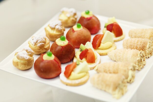 Délicieuse boulangerie avec des baies et des fruits servis sur une plaque blanche