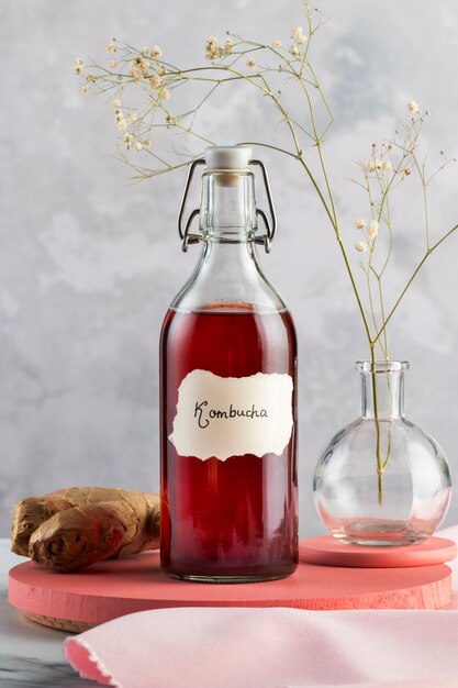 Délicieuse bouteille de kombucha et arrangement de gingembre