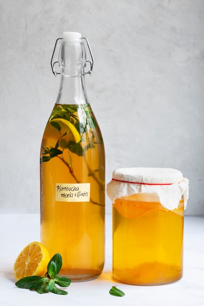 Délicieuse bouteille de kombucha au citron nature morte