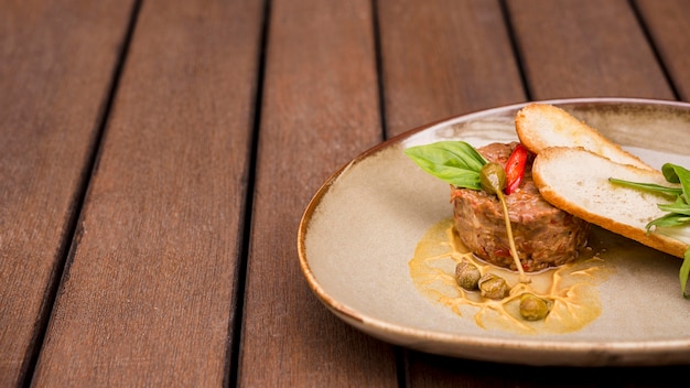 Photo gratuite délicieuse bruschetta et viande vue de face