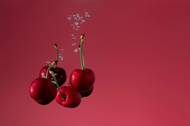 Délicieuse cerise fraîche dans l'eau