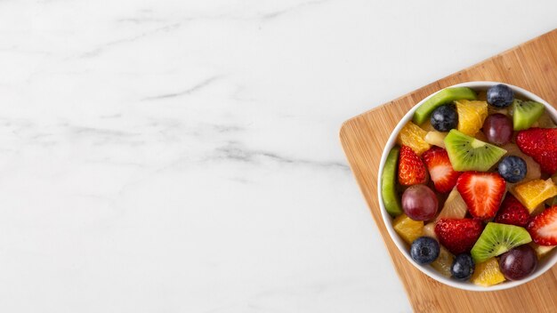 Délicieuse collation saine avec divers fruits