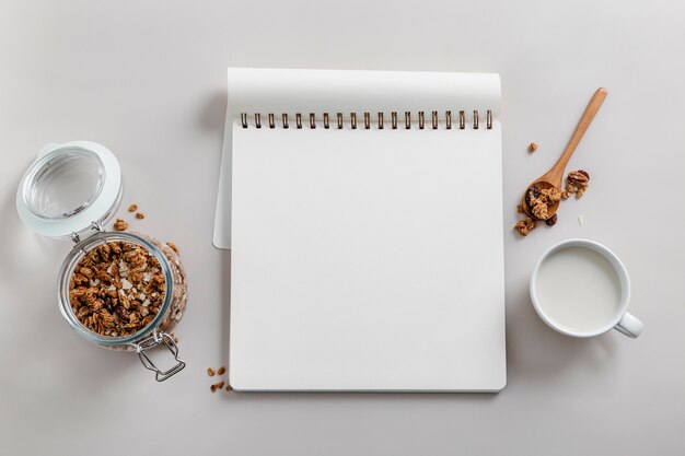 Délicieuse composition de repas de petit déjeuner avec cahier vide