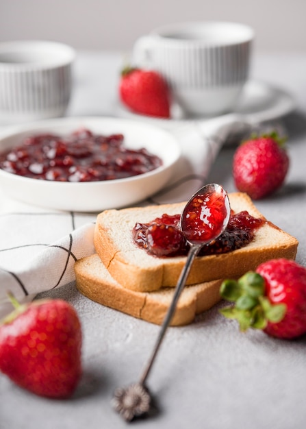 Photo gratuite délicieuse confiture de fraises sur pain