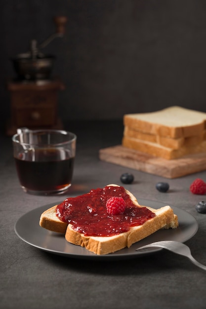 Photo gratuite délicieuse confiture maison de fruits des bois sur pain