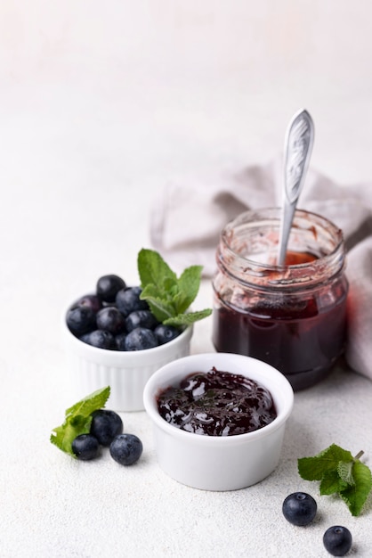 Photo gratuite délicieuse confiture de myrtilles à angle élevé