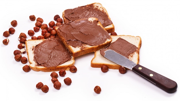 Photo gratuite délicieuse crème au chocolat sur un toast