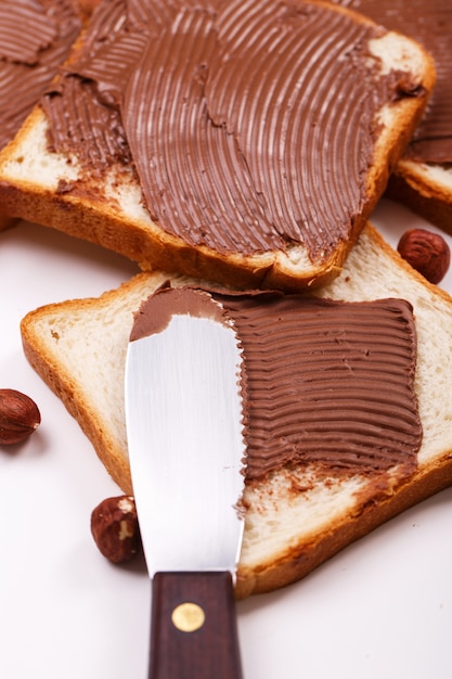 Délicieuse crème au chocolat sur un toast