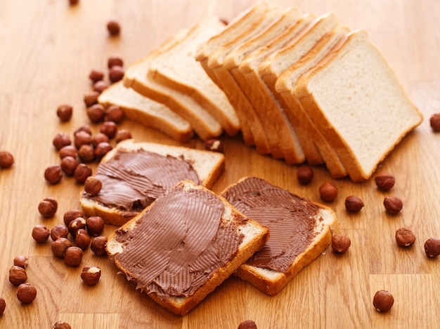 Délicieuse crème au chocolat sur un toast