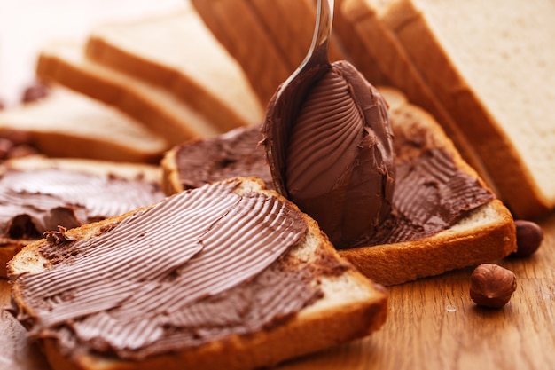 Photo gratuite délicieuse crème au chocolat sur un toast