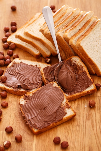 Délicieuse crème au chocolat sur un toast