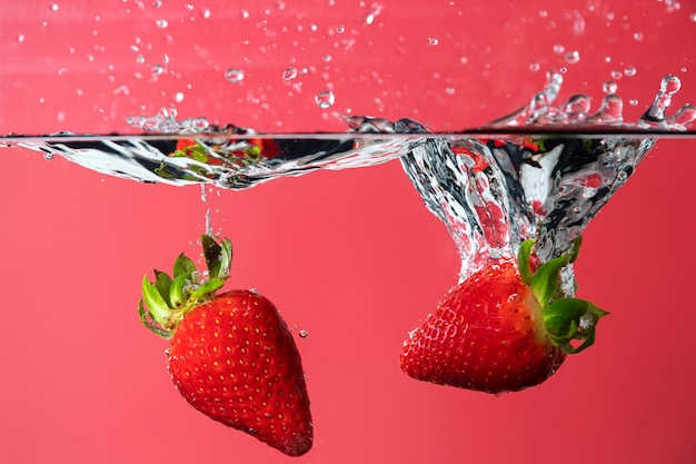 Délicieuse fraise fraîche dans l'eau