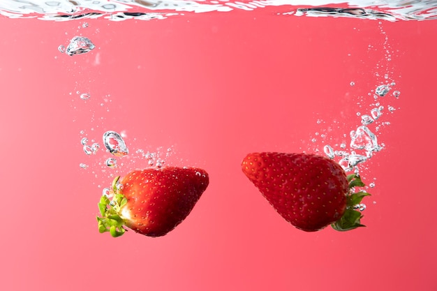 Photo gratuite délicieuse fraise fraîche dans l'eau