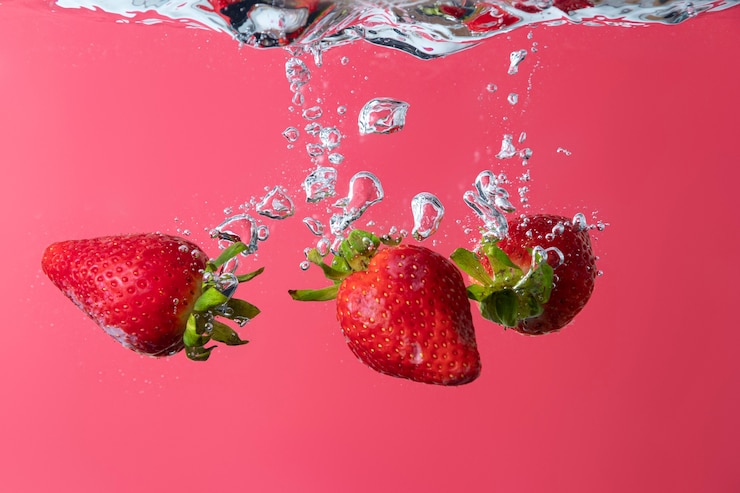 Photo gratuit délicieuse fraise fraîche dans l'eau