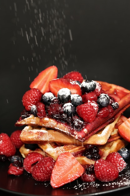 Photo gratuite délicieuse gaufre aux bleuets et fraises