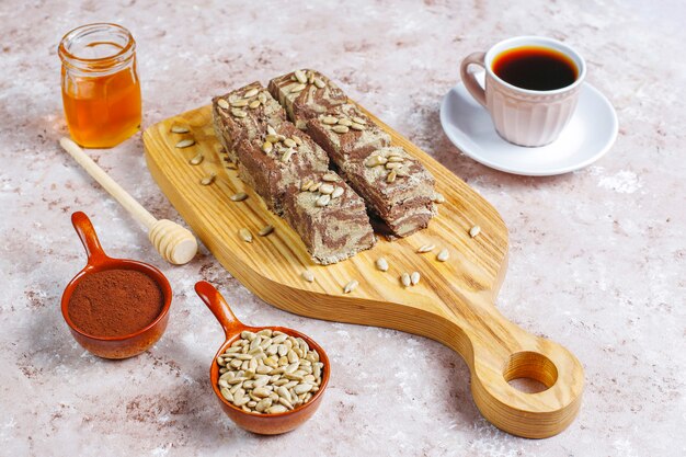 Délicieuse halva de marbre aux graines de tournesol, poudre de cacao et miel