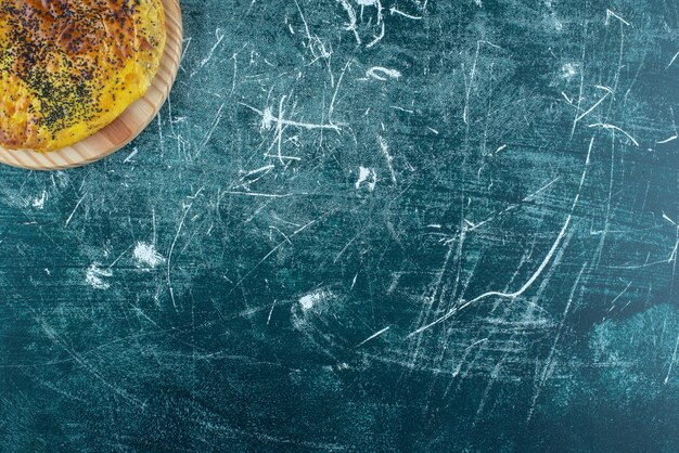 Délicieuse pâtisserie aux graines de pavot sur une plaque en bois. Photo de haute qualité