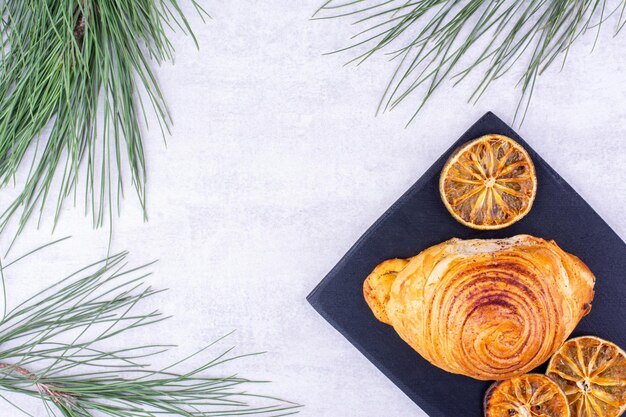 Délicieuse pâtisserie avec des tranches d'orange séchées sur tableau noir. photo de haute qualité