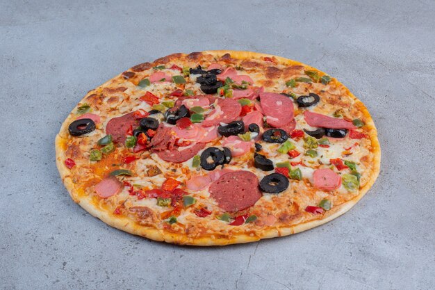 Délicieuse pizza affichée sur fond de marbre.