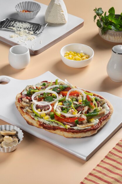 Délicieuse pizza à angle élevé avec des légumes