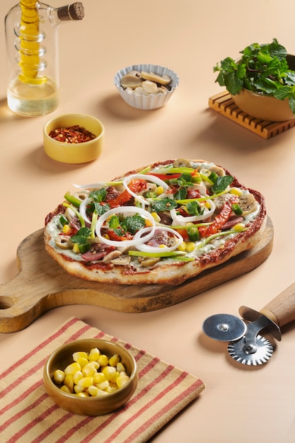 Photo gratuite délicieuse pizza à angle élevé sur planche de bois