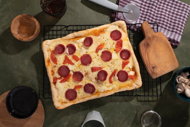 Délicieuse pizza carrée avec vue de dessus de pepperoni