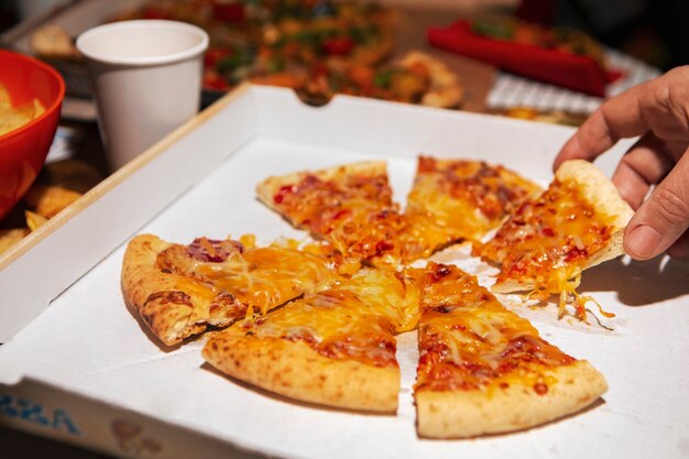 Une délicieuse pizza à l'intérieur.