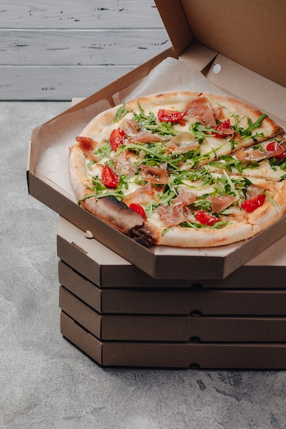 Délicieuse pizza italienne dans une boîte à pizza