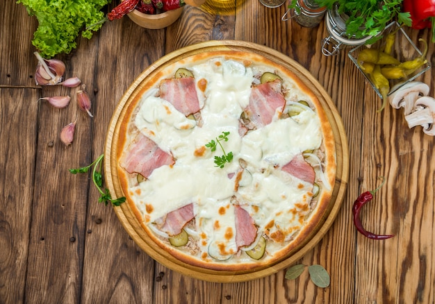 Délicieuse pizza italienne dans un restaurant