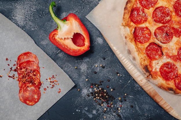 Délicieuse pizza napolitaine sur une planche