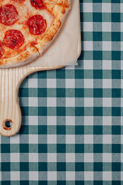 Délicieuse pizza napolitaine sur une planche